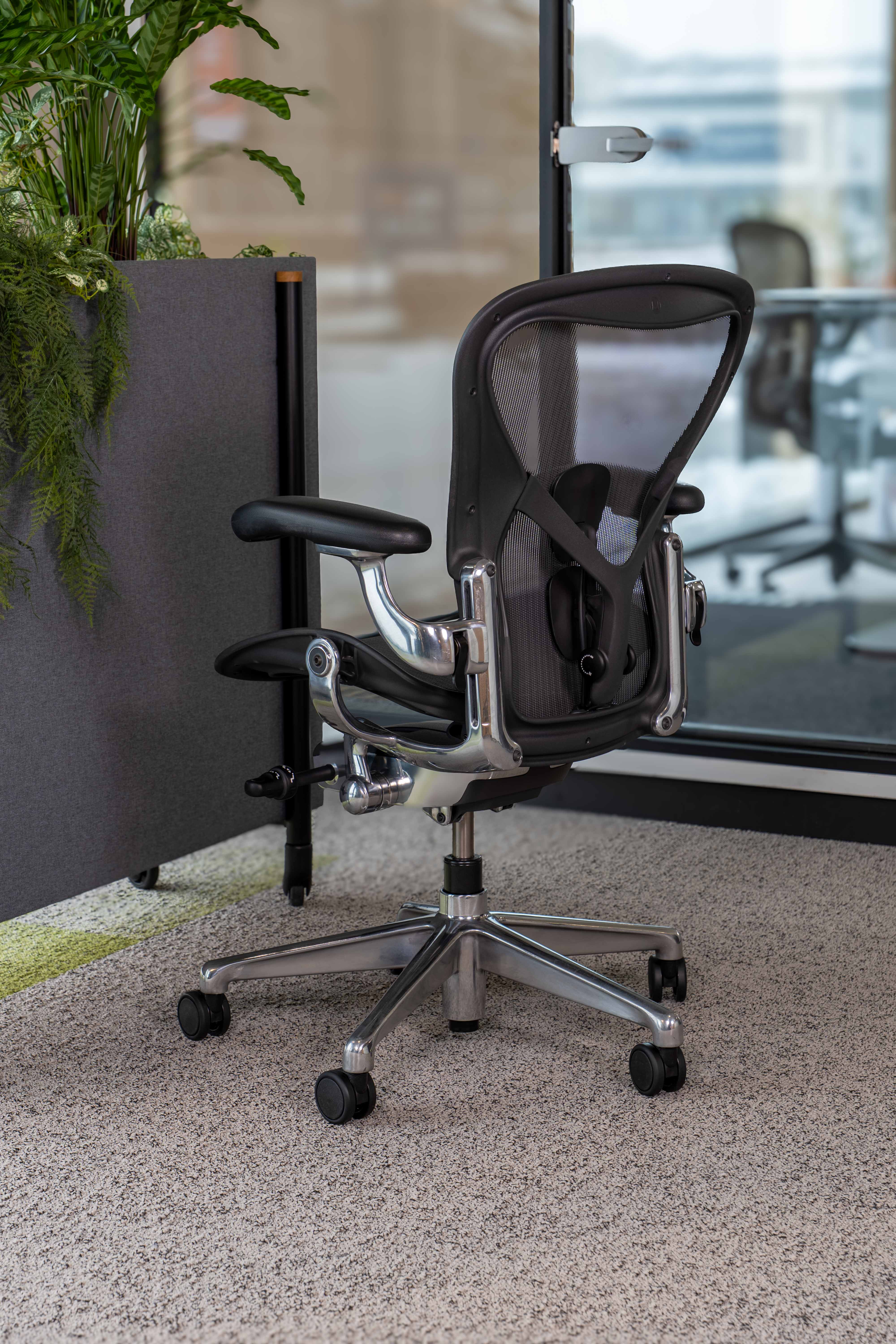 Herman Miller Aeron Remastered Aluminium polished Refurbished