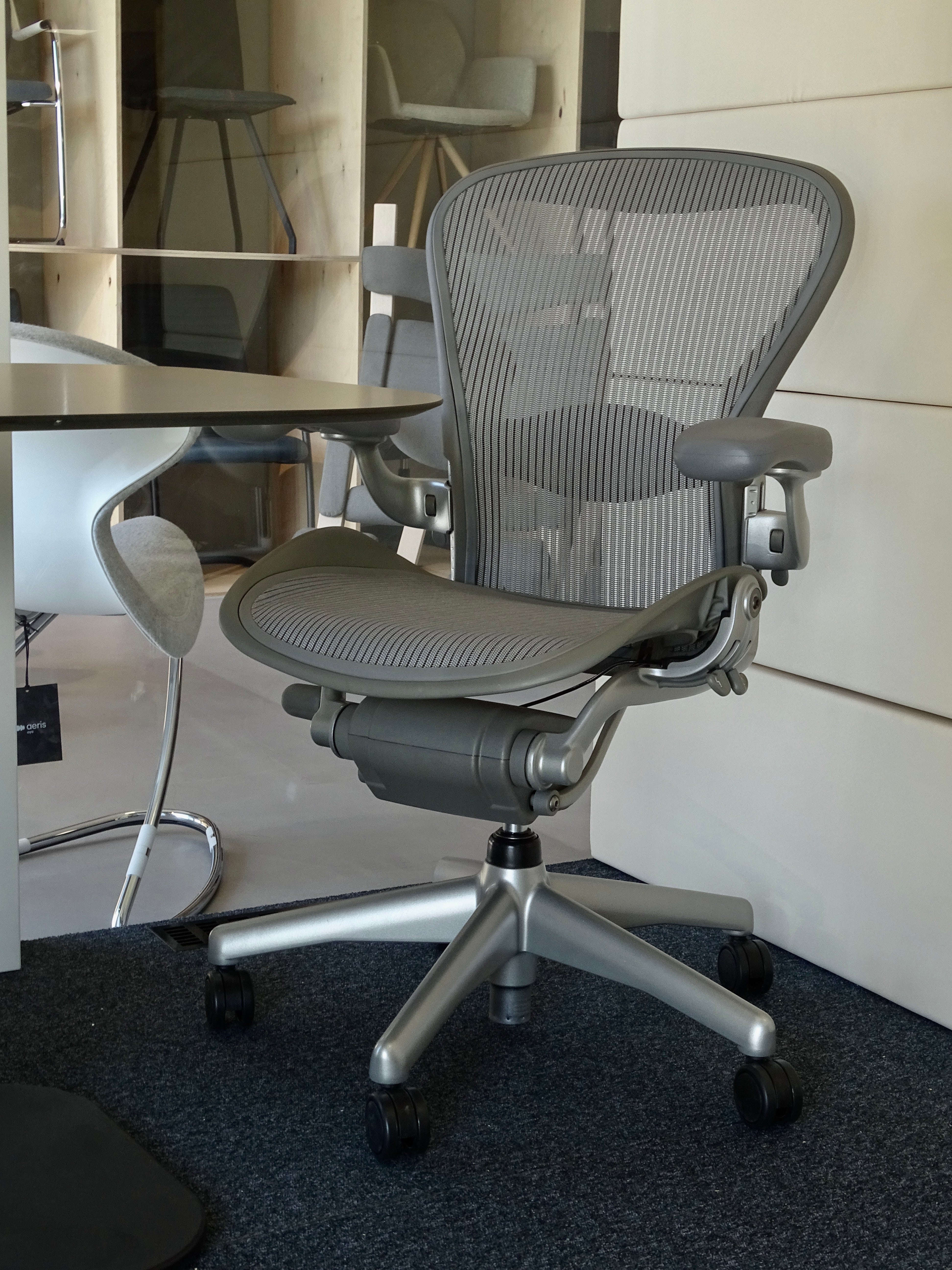 Chaise Herman Miller Aeron Classic (Titane) remise à neuf